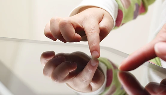 Schermtijd en -kwaliteit voor jonge kinderen: Waar kan je als ouder op letten?