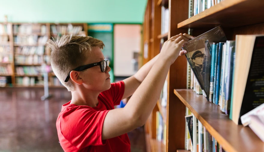 Als de spots uitgaan: de taalcoördinator als gids in de schoolbibliotheek