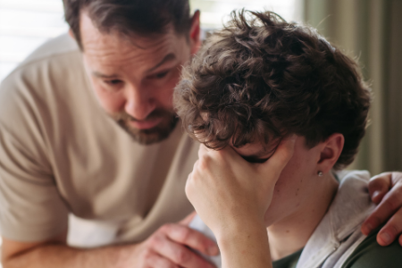 Warmte en kritiek: Hoe je als ouder het verschil kan maken voor de depressie van je kind
